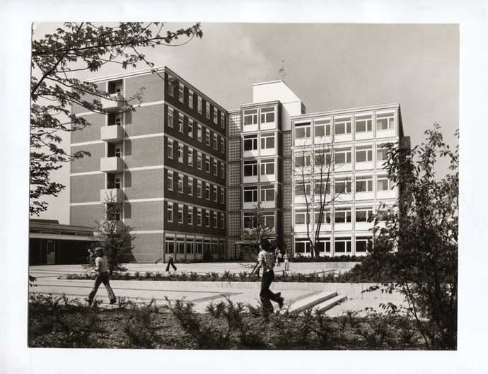 Außenansicht des Instituts für Jugendpsychiatrie in Hamm aus den 1970ern (Archiv LWL, Best. 847/05587) .