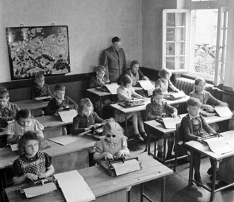 Klasse der Blindenschule Warstein beim Unterricht, 1950er-Jahre