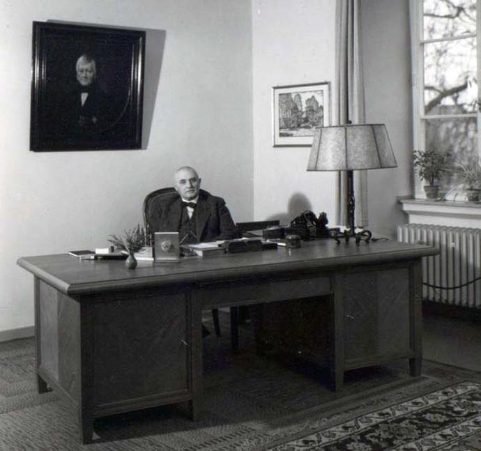 Bernhard Salzmann am Schreibtisch.