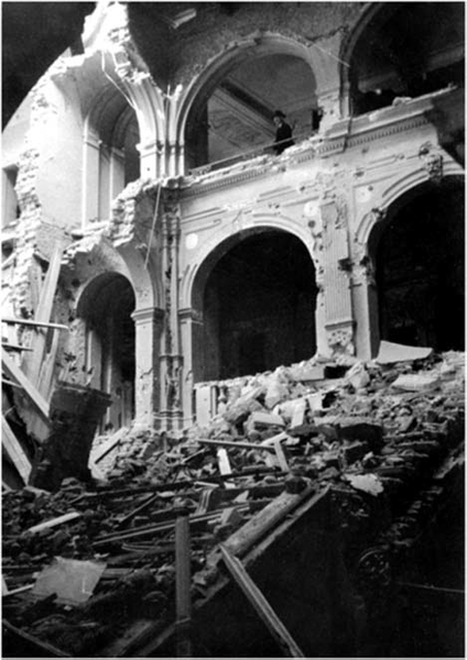 Treppenhaus des Landeshauses nach dem Luftangriff am 10. Oktober 1943.
