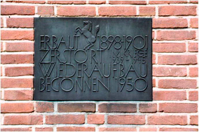 Plakette von 1953 am Landeshaus zur Erinnerung an dessen Wiederaufbau.