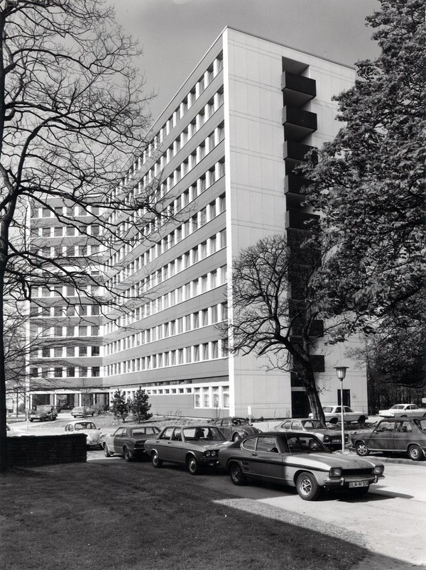 Fotografie des neuen Bettenhauses in unmittelbarer Nähe zum altehrwürdigen Verwaltungsgebäude.