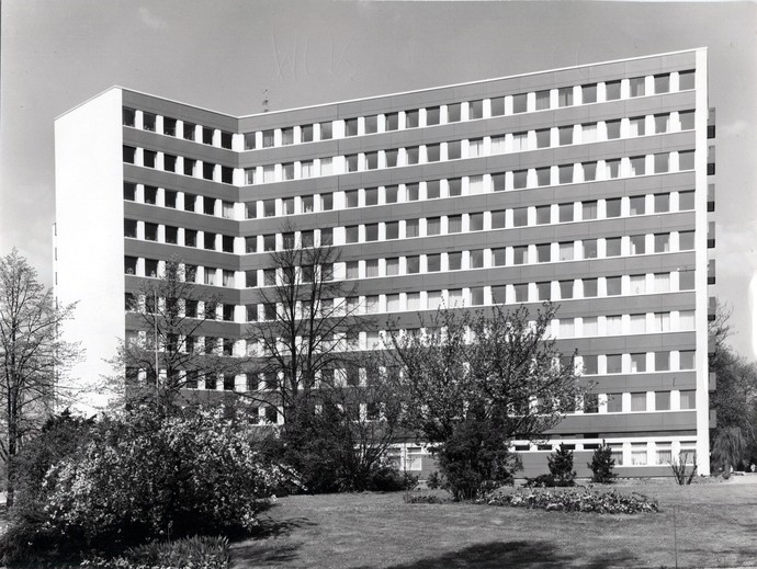 Fotografie des neuen Bettenhauses, Seitenansicht.