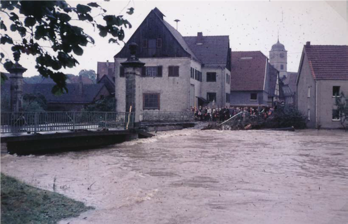 Die zerstörte Almebrücke in Schloß Neuhaus 1965