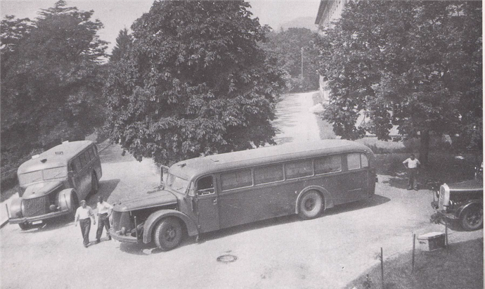 Bus der „Gemeinützigen Krankentransport G.m.b.H."