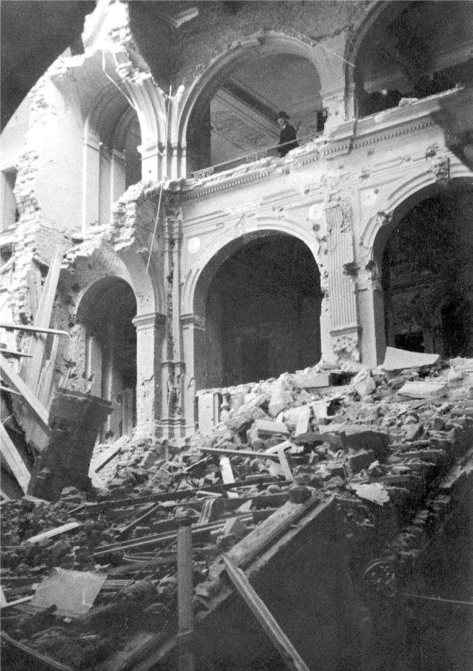 Das Landeshaus nach einem Luftangriff 1943.