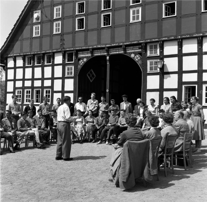Chor vor dem Eingang zum Jugendhof Vlotho, 1957