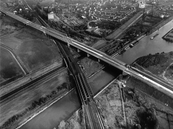 Ein Fluß, eine Eisenbahnstrecke und eine Autobahn kreuzen sich.