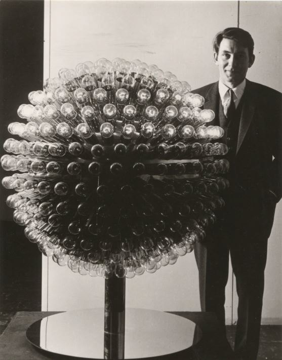 Otto Piene mit einer seiner Skulpturen