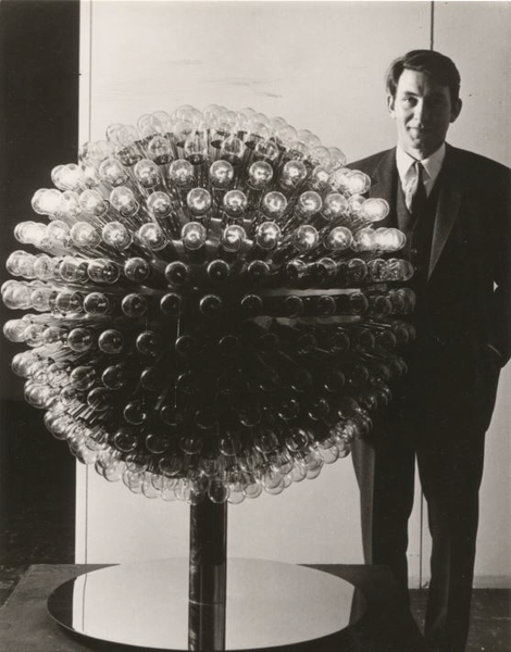 Otto Piene mit einer seiner Skulpturen