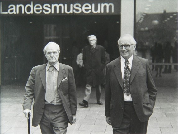 Paul Pieper (re.) mit Henry Moore (li.) vor dem Landesmuseum im September 1977 im Rahmen der Skulptur Projekte (Archiv LWL, Best. 848-01/9)