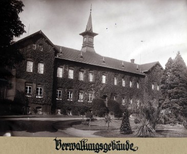 Fotografie des altehrwürdigen Verwaltungsgebäudes in der Nähe zum neuen Bettenhaus.