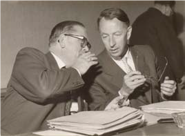 Gespräch zwischen dem Ersten Landesrat Dr. Naunin (rechts) und dem Direktor des Landschaftsverbandes Dr. Köchling (links), 1963