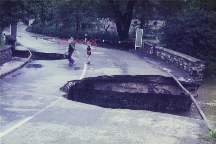 Die zerstörte Almebrücke in Bürgen-Wewelsburg