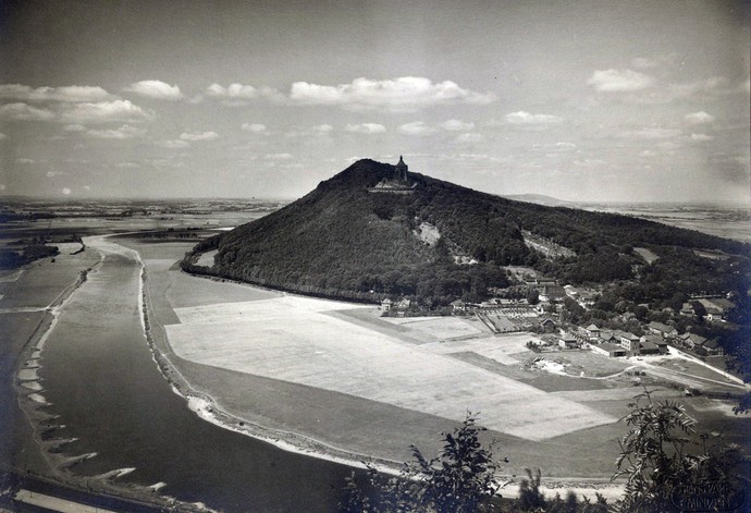 Blick auf das Kaiser-Wilhelm-Denkmal und den Wittekindberg (Foto: Archiv LWL, Bestand 847)