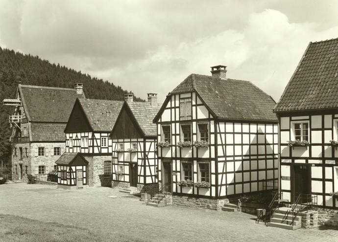 Blick auf die Dorfstraße im LWL-Freilichtmuseum in Hagen (Archiv LWL, Best. 847/04993)