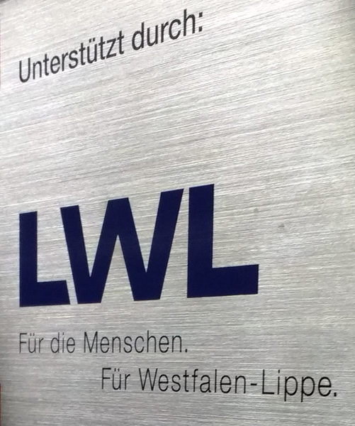 Förderplakette des LWL mit dem Text: "Unterstützt durch: LWL Für die Menschen. Für Westfalen-Lippe"